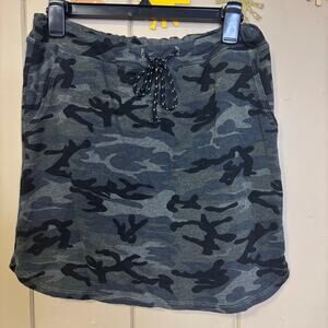 Evereve Sundry Saturday Camo drawstring mini skirt sweatshirt material Size 2